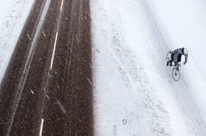 How to prevent falling off the bicycle in the wet cold winter